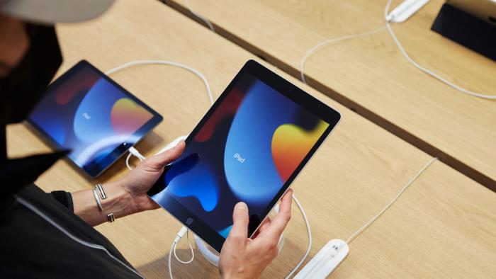 Apple 2021 iPad at store on launch day